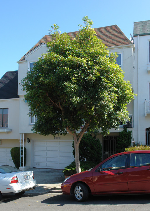 122 Beaumont Ave in San Francisco, CA - Building Photo