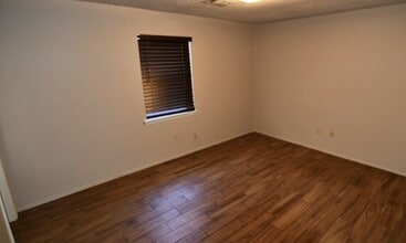 4587 Yvonne Dr in Baker, LA - Foto de edificio - Building Photo