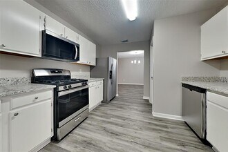 8303 Holmwood Dr in Houston, TX - Building Photo - Building Photo