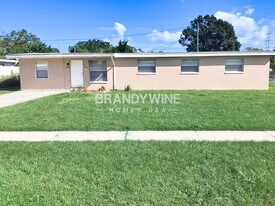 1332 Warrington Wy in Tampa, FL - Building Photo