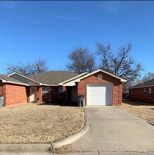 1202 SW 25th St, Unit B in Lawton, OK - Foto de edificio - Building Photo