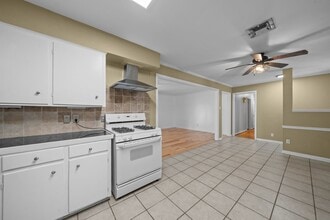 10046 Cedardale Dr in Houston, TX - Building Photo - Building Photo