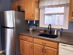 8507 Woodside Ct in Lanham, MD - Foto de edificio - Building Photo