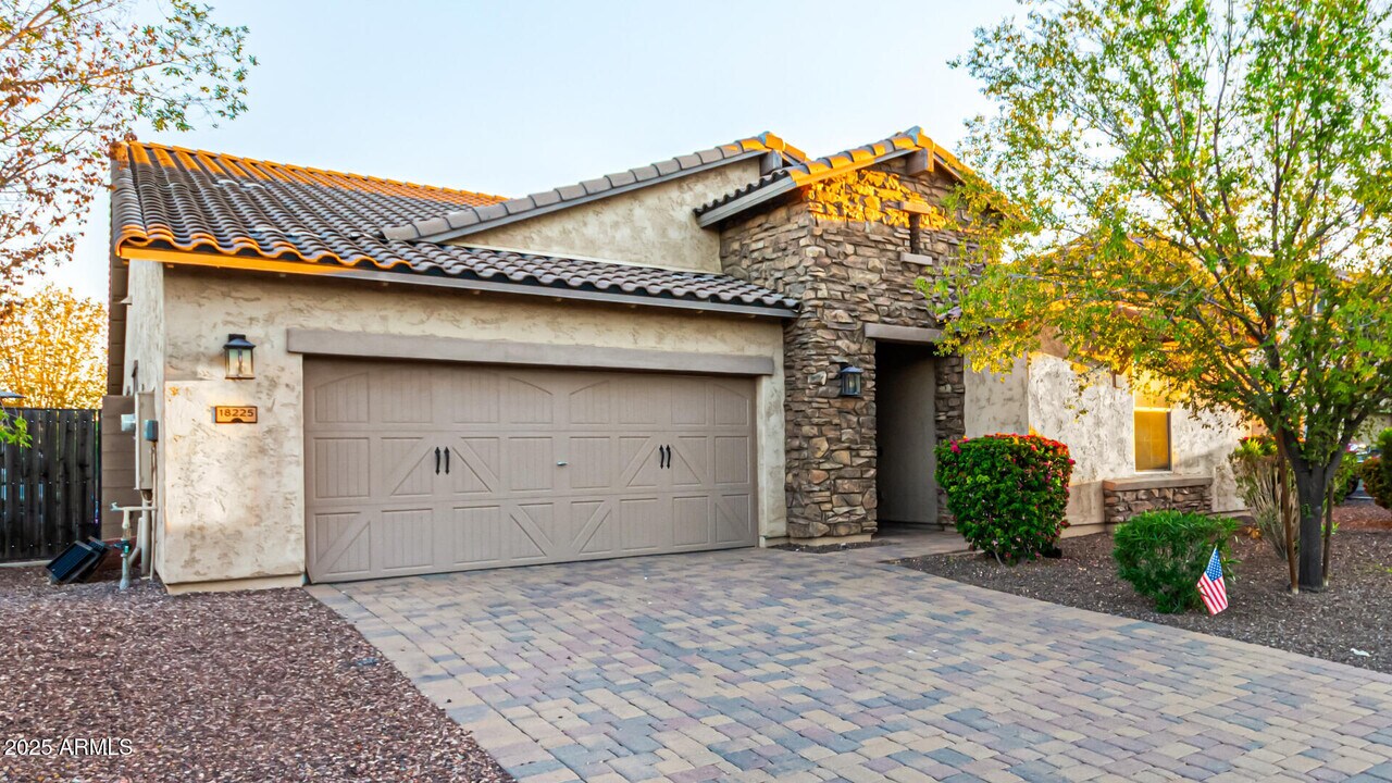 18225 W Montecito Ave in Goodyear, AZ - Building Photo