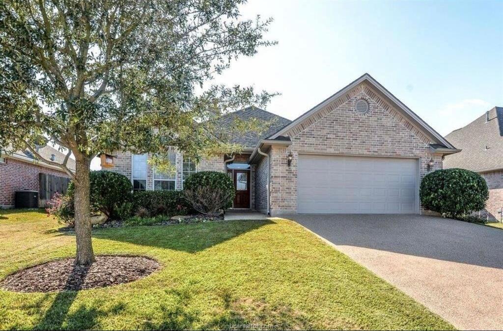 3906 Tournay Ln in College Station, TX - Foto de edificio