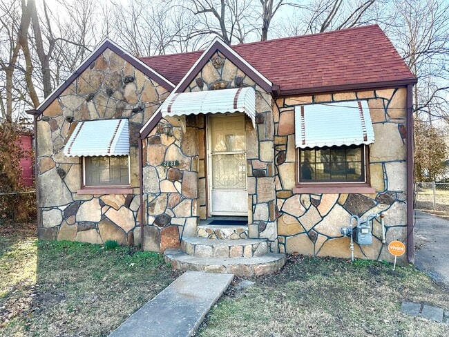 2131 N Travis Ave in Springfield, MO - Building Photo - Building Photo