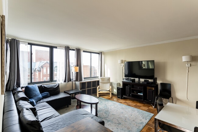 2030 F St NW, Unit 1002 in Washington, DC - Foto de edificio - Building Photo