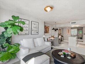 9521 E Bay Harbor Dr in Bay Harbor Islands, FL - Foto de edificio - Building Photo