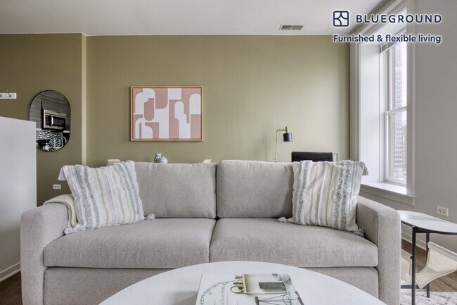 30 E Roosevelt Rd in Chicago, IL - Building Photo - Building Photo