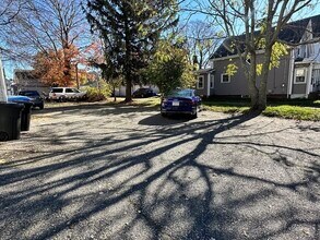 70 Gardner St, Unit 1 in Waltham, MA - Foto de edificio - Building Photo