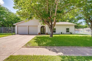 900 Vaughn Dr in Burleson, TX - Building Photo