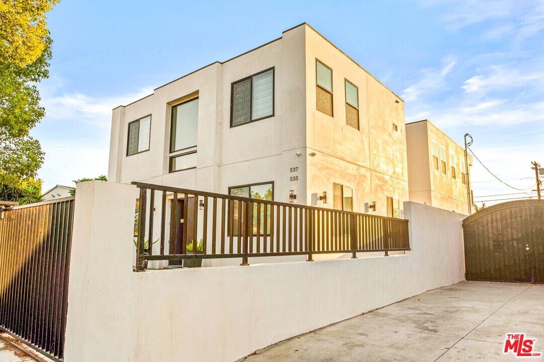 535 N Formosa Ave in Los Angeles, CA - Building Photo