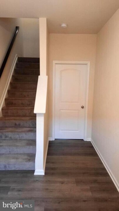 945 Admiral's Quay Dr in Mechanicsburg, PA - Building Photo