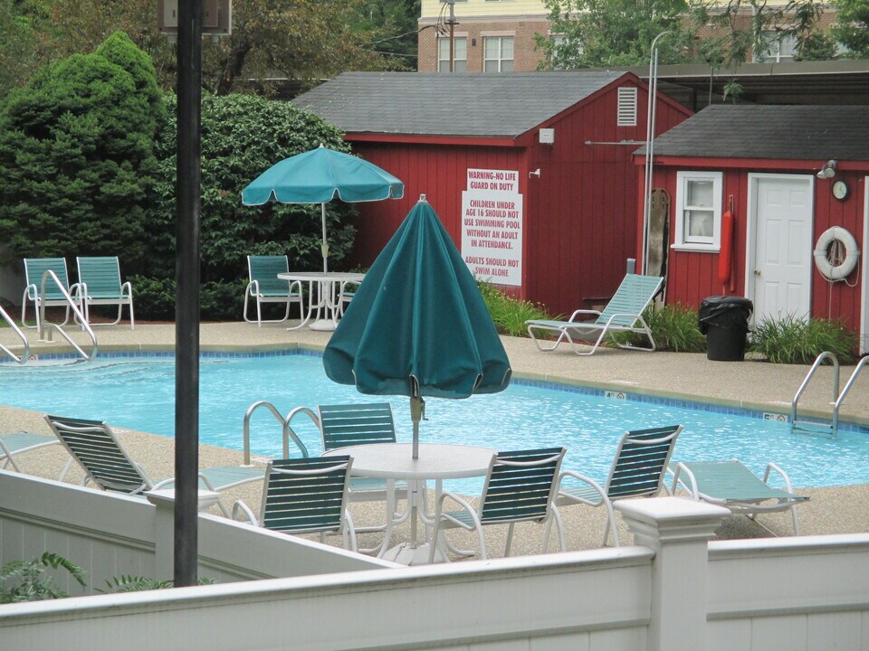 10 Hammond Pond Pkwy, Unit 106 in Newton, MA - Foto de edificio