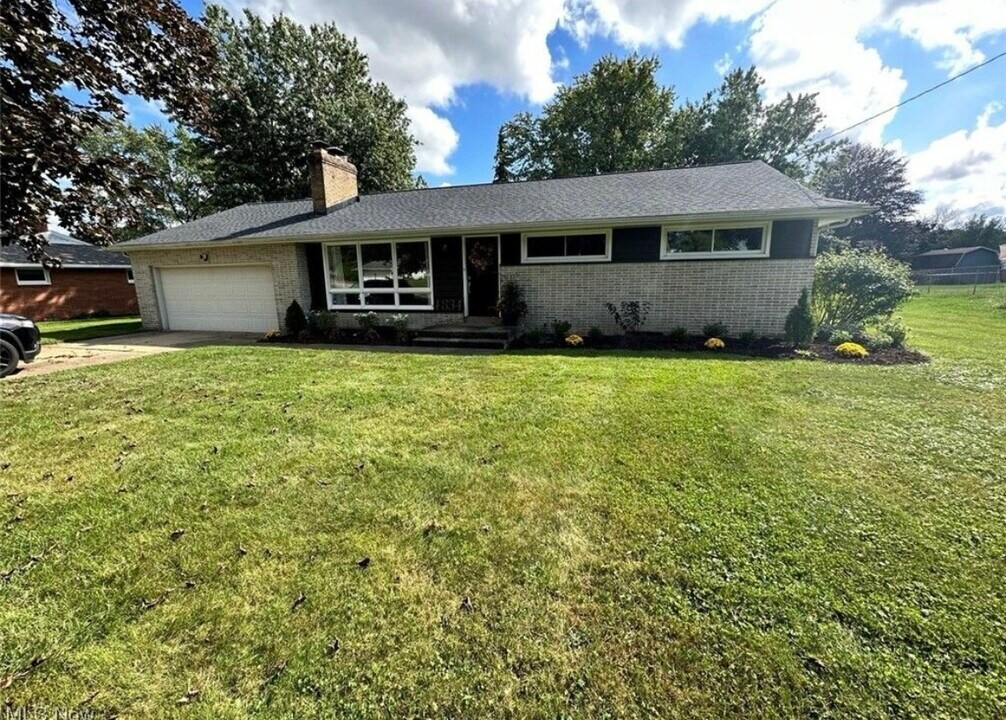 4834 Echovalley St NW in North Canton, OH - Foto de edificio