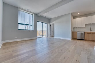 2505 W Howard St, Unit 409 in Chicago, IL - Building Photo - Building Photo