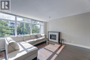 1320 Chesterfield Ave in North Vancouver, BC - Building Photo