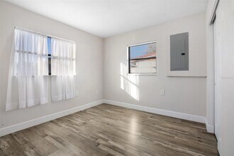 147 Melanie Ln in Brandon, FL - Foto de edificio - Building Photo