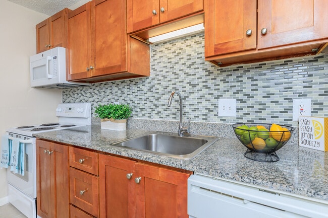 Margeaux Metairie Apartments in Metairie, LA - Building Photo - Building Photo