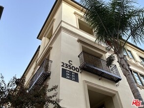 23500 Park Sorrento in Calabasas, CA - Foto de edificio - Building Photo