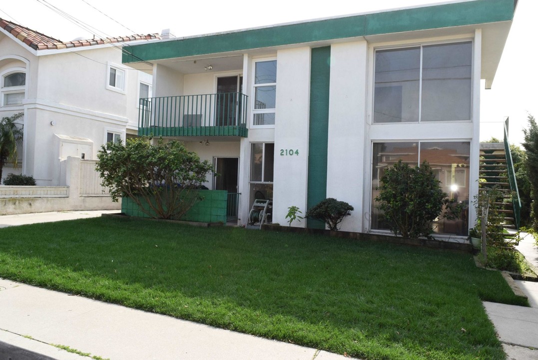 2104 Huntington Ln in Redondo Beach, CA - Foto de edificio