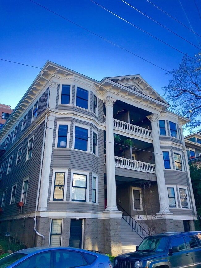 2046 NW Flanders St in Portland, OR - Foto de edificio - Building Photo