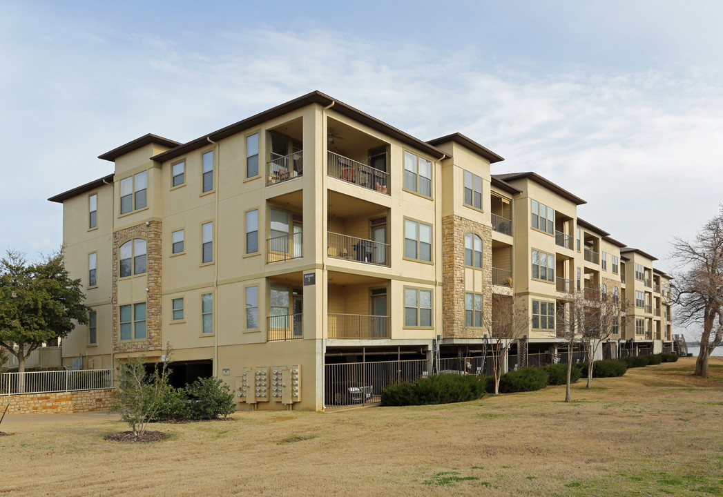 Water's Edge Condominium in Lake Dallas, TX - Foto de edificio