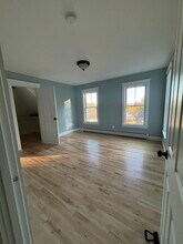 63 Merrimack St, Unit B in Concord, NH - Foto de edificio - Building Photo