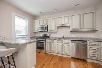 43 Savin Ave, Unit #2 in Norwood, MA - Foto de edificio - Building Photo