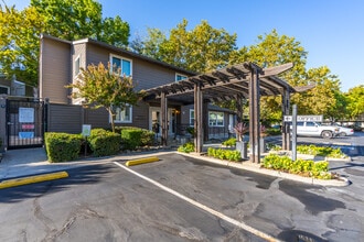 Emerald Vista Apartments in Elk Grove, CA - Foto de edificio - Building Photo