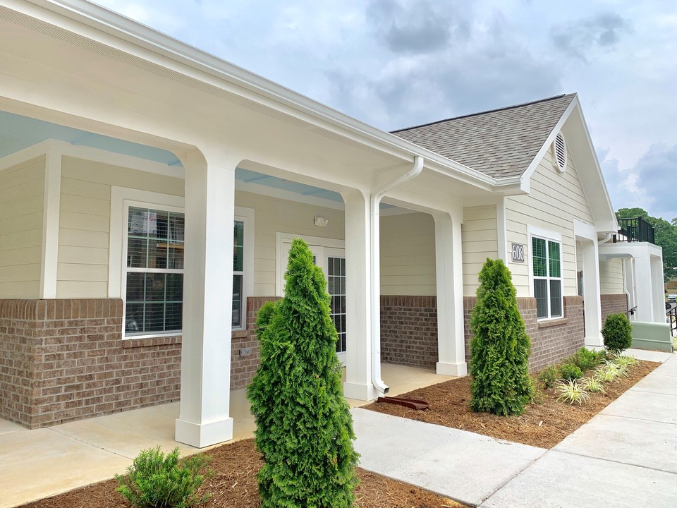 Spartan Crossing Student Apartments in Greensboro, NC - Building Photo