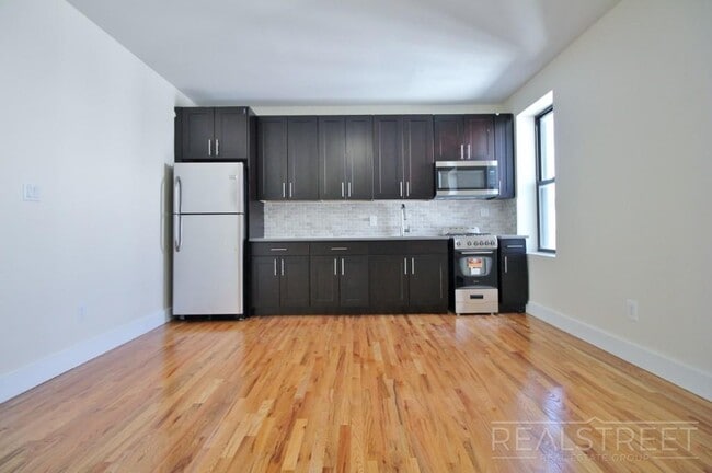 Magnificent 1 Bed PH Across the St from Prospect Park! in Brooklyn, NY - Foto de edificio - Building Photo
