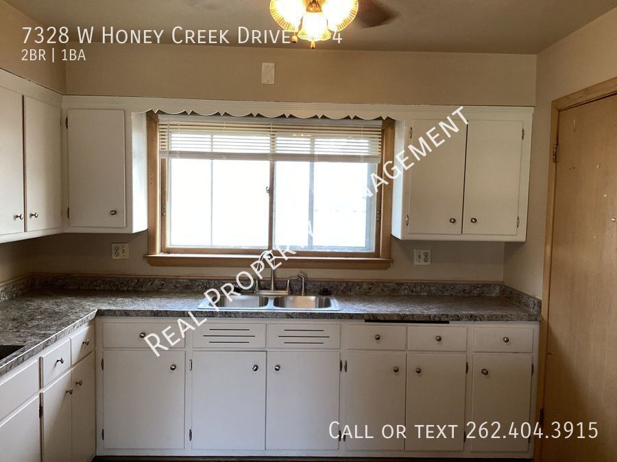 7328 W Honey Creek Dr in Milwaukee, WI - Building Photo