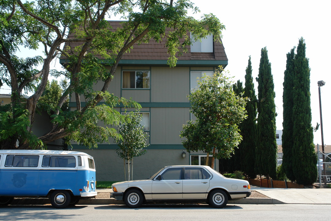 14 Highland Ave in Burlingame, CA - Building Photo