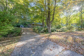 451 Birch Mountain Rd in Manchester, CT - Foto de edificio - Building Photo