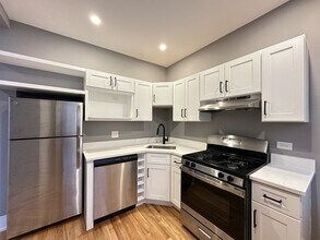 639 W Cornelia Ave, Unit S3 in Chicago, IL - Foto de edificio - Building Photo