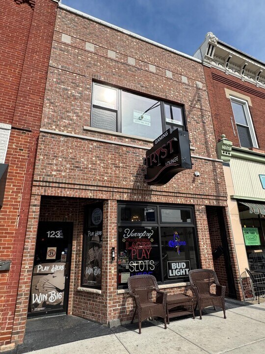 123 S State St in Marengo, IL - Building Photo