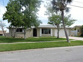 1260 Island Dr in Merritt Island, FL - Building Photo