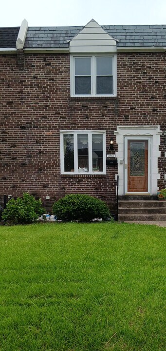 303 Westbridge Rd in Glenolden, PA - Foto de edificio
