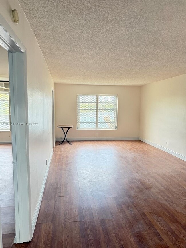 19305 NE 2nd Ave in Miami, FL - Building Photo - Building Photo