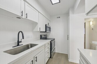 ReNew Greenway in Houston, TX - Foto de edificio - Building Photo