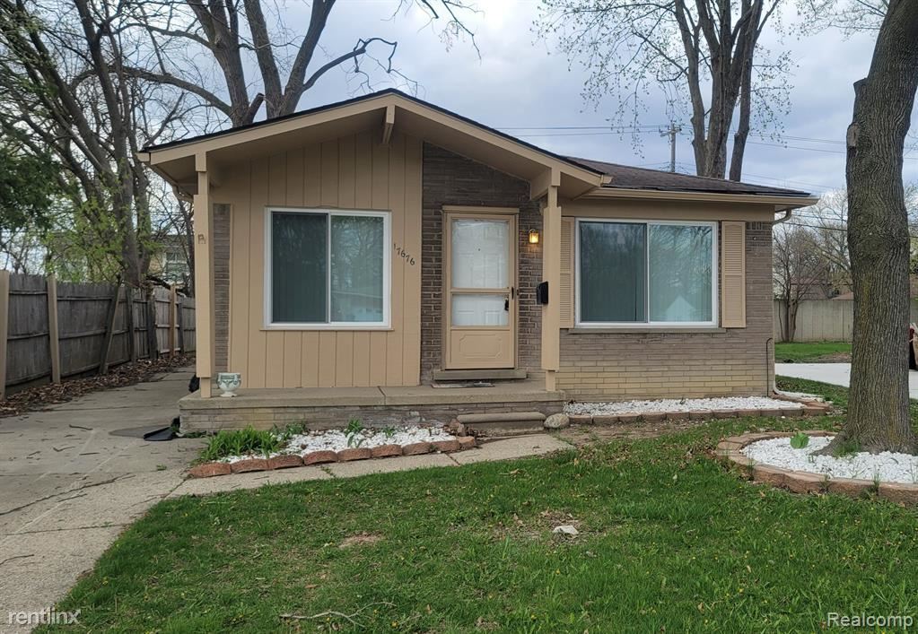 17676 Addison St Photo