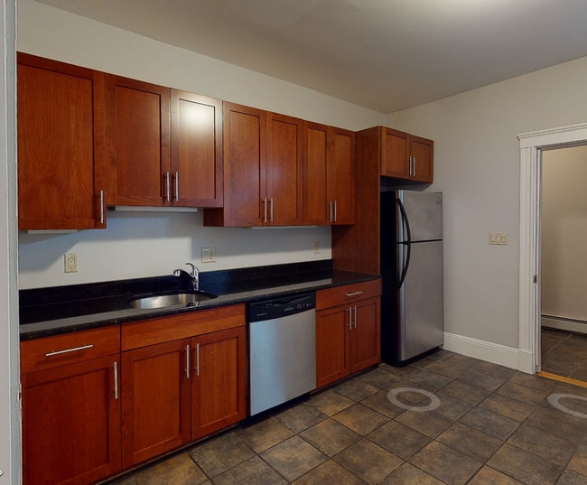 17 Beacon St, Unit 1 in Somerville, MA - Foto de edificio - Building Photo