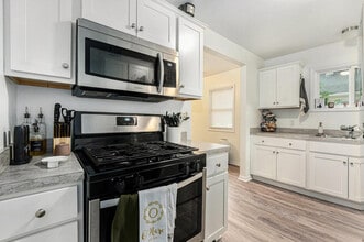 2115 Oakwood Ave NE in Grand Rapids, MI - Building Photo - Building Photo