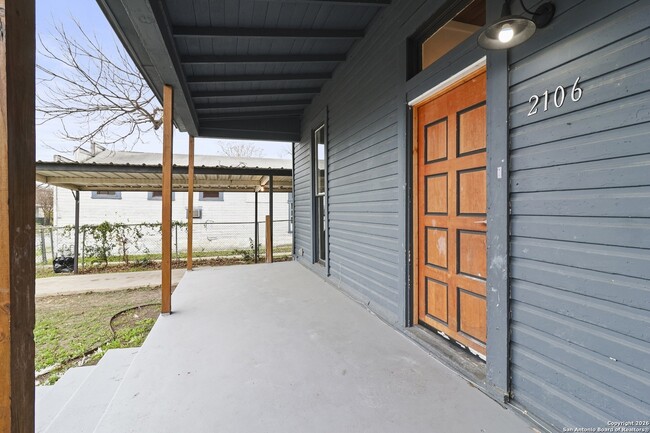 2106 Saunders Ave, Unit B in San Antonio, TX - Foto de edificio - Building Photo