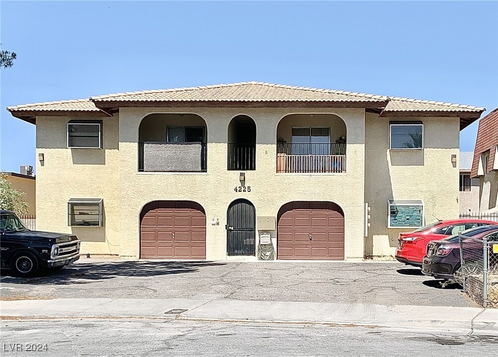 4225 Solteros St in Las Vegas, NV - Building Photo