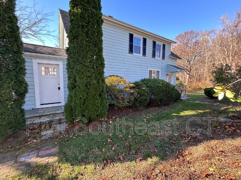 142 Old Norwich Rd in Waterford, CT - Building Photo
