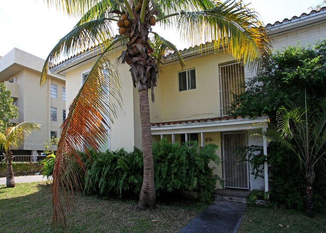 120 Salamanca Ave in Miami, FL - Building Photo - Building Photo