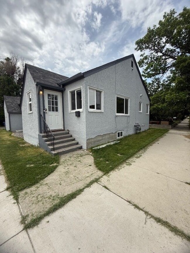 property at 504 E Geyser St