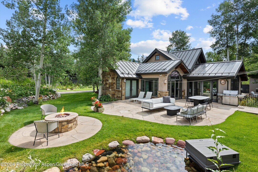 22 Pyramid Rd in Aspen, CO - Building Photo